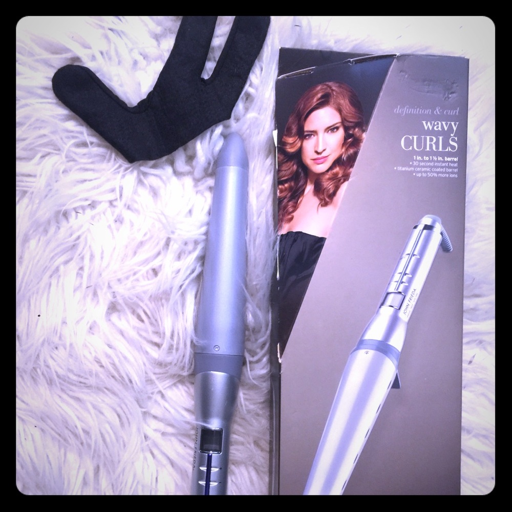 NWB. Wavy curls. John Frieda.